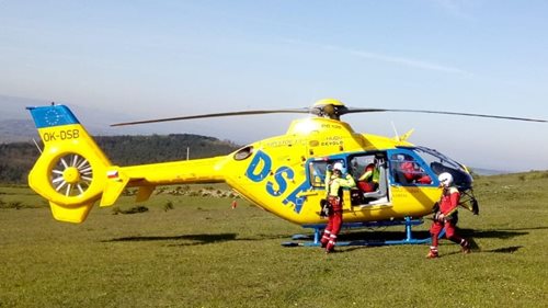 Vlečka traktoru se rozjela sama a zranila dva muže, vrtulník transportoval vážně zraněného