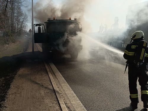 Plameny zachvátily nákladní vůz