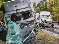 Vyproštění dvou řidičů u nehody 3 vozidel v Ostravici pod přehradou Šance
