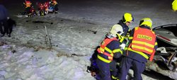 Hasiči zasahovali v noci u vážné nehody u Bruntálu