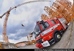 Lezci pražských hasičů cvičili záchranu  sebevraha z ramene jeřábu / FOTOGALERIE