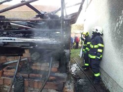 Požár kolny likvidovaly čtyři jednotky hasičů