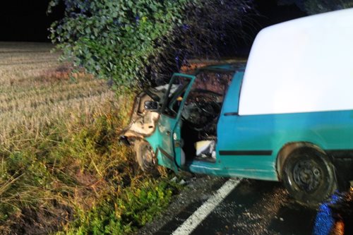 U Tachova začal hořet osobní automobil po nárazu do stromu