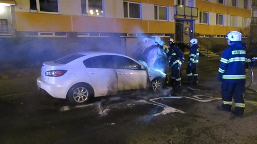Plameny v noci zničily osobní vůz v Hradci Kálové
