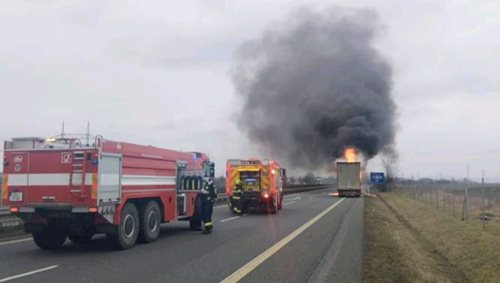 Požár kamionu uzavřel dálnici, hasiči zasahují