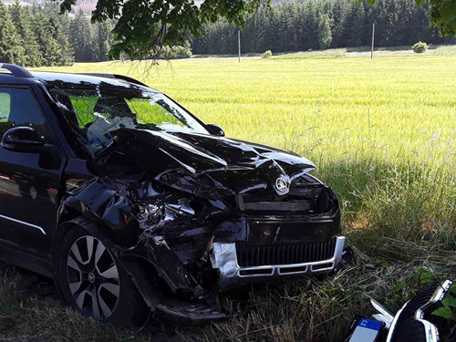 Řidička narazila s osobním vozidlem do stromu
