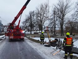 V Bačicích skončil v pondělí ráno osobní vůz v rybníku