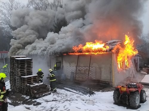 Požár zahradnictví: Druhý stupeň poplachu a rozsáhlý zásah hasičů