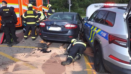 Srážka auta s policejním vozidlem zaměstnala záchranáře i hasiče