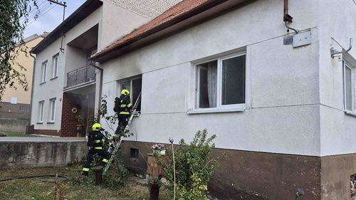 Požár zasáhl rodinný dům. Hasiči museli strhnout část stropu a hledat skrytá ohniska