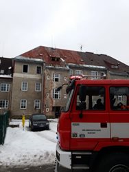 Požáru v bytě si všimli sousedé
