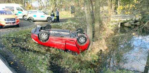 Dopravní nehoda osobního auta u Dubí Při nehodě byl zraněn jeden člověk.  