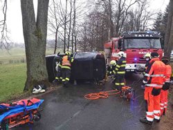 Řidiče osobního vozidla museli hasiči vyprostit