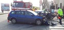Spolujezdkyni museli hasiči z vraku vozidla vyprostit