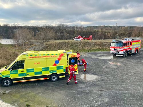 Tragický ponor v lomu: Potápěč ztratil vědomí v hloubce, zasahoval vrtulník