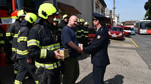 Po desítkách let služby přišlo dojemné loučení. Hasiči poděkovali dvěma kolegům
