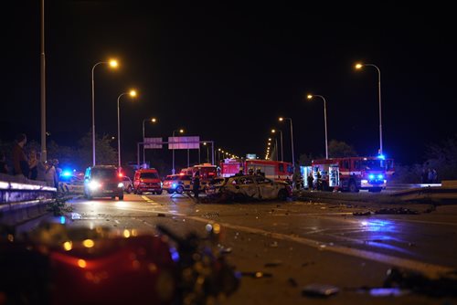 V Praze se střetla dvě vozidla a motocykl, jedno auto začalo hořet
