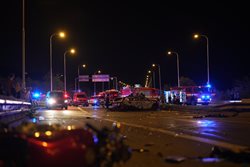 V Praze se střetla dvě vozidla a motocykl, jedno auto začalo hořet