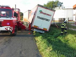 Řidič nákladního auta skončil s přívěsem v příkopu