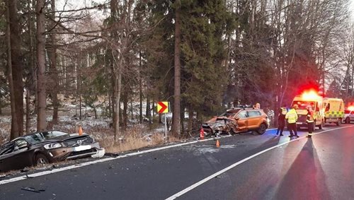 Čelní střet vozidel měl zásadní následky a prověřil součinnost záchranářů a hasičů
