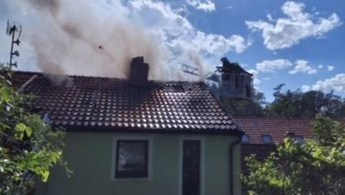 Kouř se valil ze střechy. Hasiči museli z vedlejšího domu evakuovat šest lidí