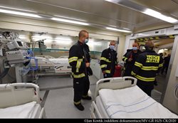 Pražští hasiči pomáhají v polní nemocnici v Letňanech