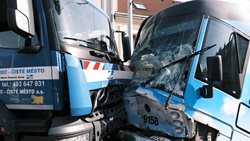 V Praze 8 vykolejila tramvaj po srážce s popelářským vozem