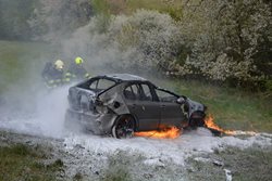 Požár auta i nehoda motocyklu