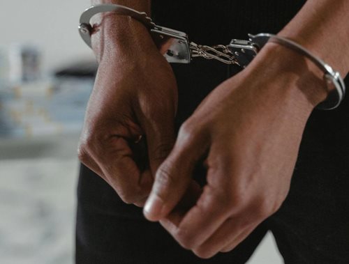 Nebezpečná jízda ohrozila osoby Policie odhalila řidiče se zákazy a drogami