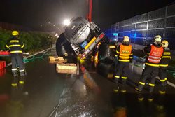 Noční dopravní nehoda zablokovala dálnici D48 u Zelinkovic, z převrácené cisterny vytekly tisíce litrů mléka