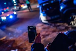 Dopravní nehodu v Praze 7 automaticky detekoval iPhone