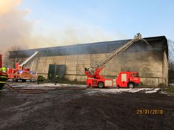 Uskladněné balíky sena na Bruntálsku budou dohořívat až dva dny