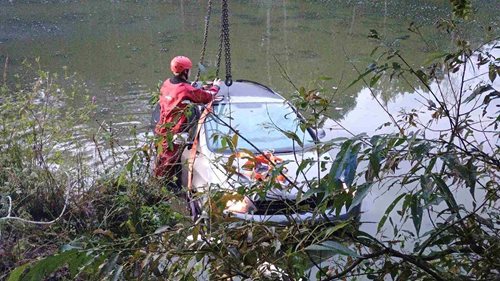 Auto sjelo do rybníka na Třeboňsku. Hasiči ho vytáhli pomocí jeřábu