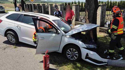 Profesionální hasič pomohl řidiči ještě před příjezdem jednotek. Auto skončilo po nárazu ve stromu