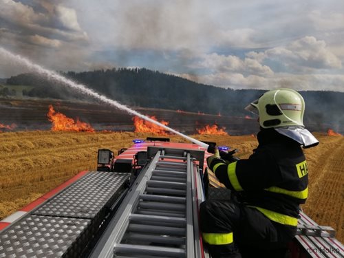 Hasiči uchránili kombajn před zkázou ohněm