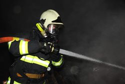 Při požáru maringotky se popálil muž