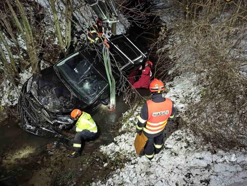 Auto spadlo do potoka, řidička zůstala zaklíněná: Vážná nehoda s varováním pro ostatní