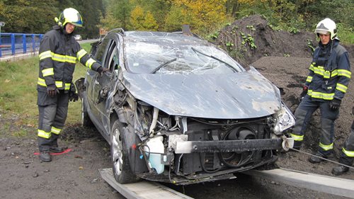 Auto vyjelo na Vsetínsku mimo komunikaci a zůstalo stát na střeše.