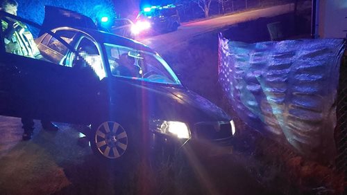 Auto skončilo v příkopě. Řidič nadýchal téměř tři promile a neměl řidičák