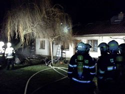 Požár přístavku rodinného domu zaměstnal v noci hasiče v  Kostelci na Hané. 