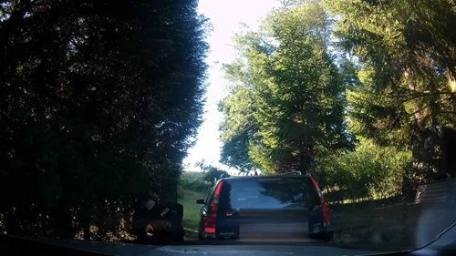 Dvě dramatická pronásledování skončila v poutech. Řidiči riskovali mezi chodci i cyklisty