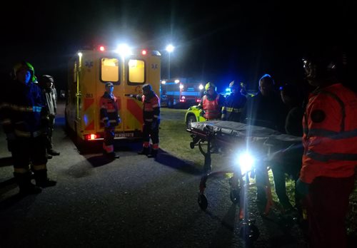Zábavní pyrotechnika vážně zranila mladého muže, na místo letěl vrtulník