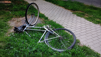 Cyklistka po střetu s automobilem zemřela. Zraněním v nemocnici podlehla