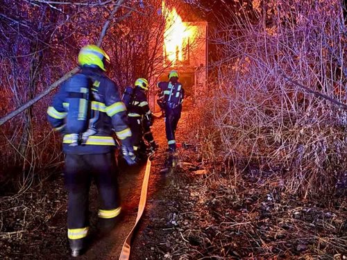 Noční požár opuštěného domu, šest osob budovu opustilo před příjezdem hasičů