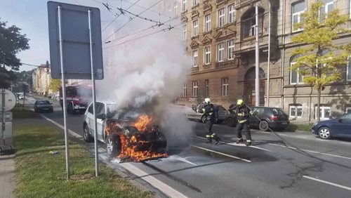 Auto během chvíle zachvátily plameny. Hasiči zasahovali u ranního požáru vozidla
