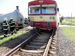 Nehoda osobního vlaku s traktorem zastavila dopravu v Kunovicích