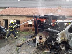 Požár dodávky a pergoly v Moravěvsi