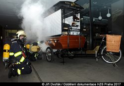 Před obchodním domem v centru Prahy hořel vozík na kávu