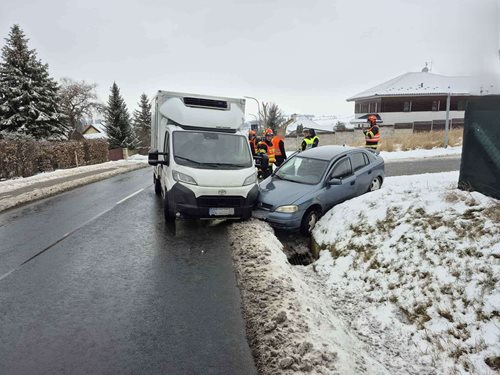Střet dvou vozidel zranil osoby a zablokoval hlavní silnici