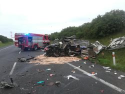 AKTUALIZACE Při nehodě na obchvatu Slaného zemřel řidič cisterny